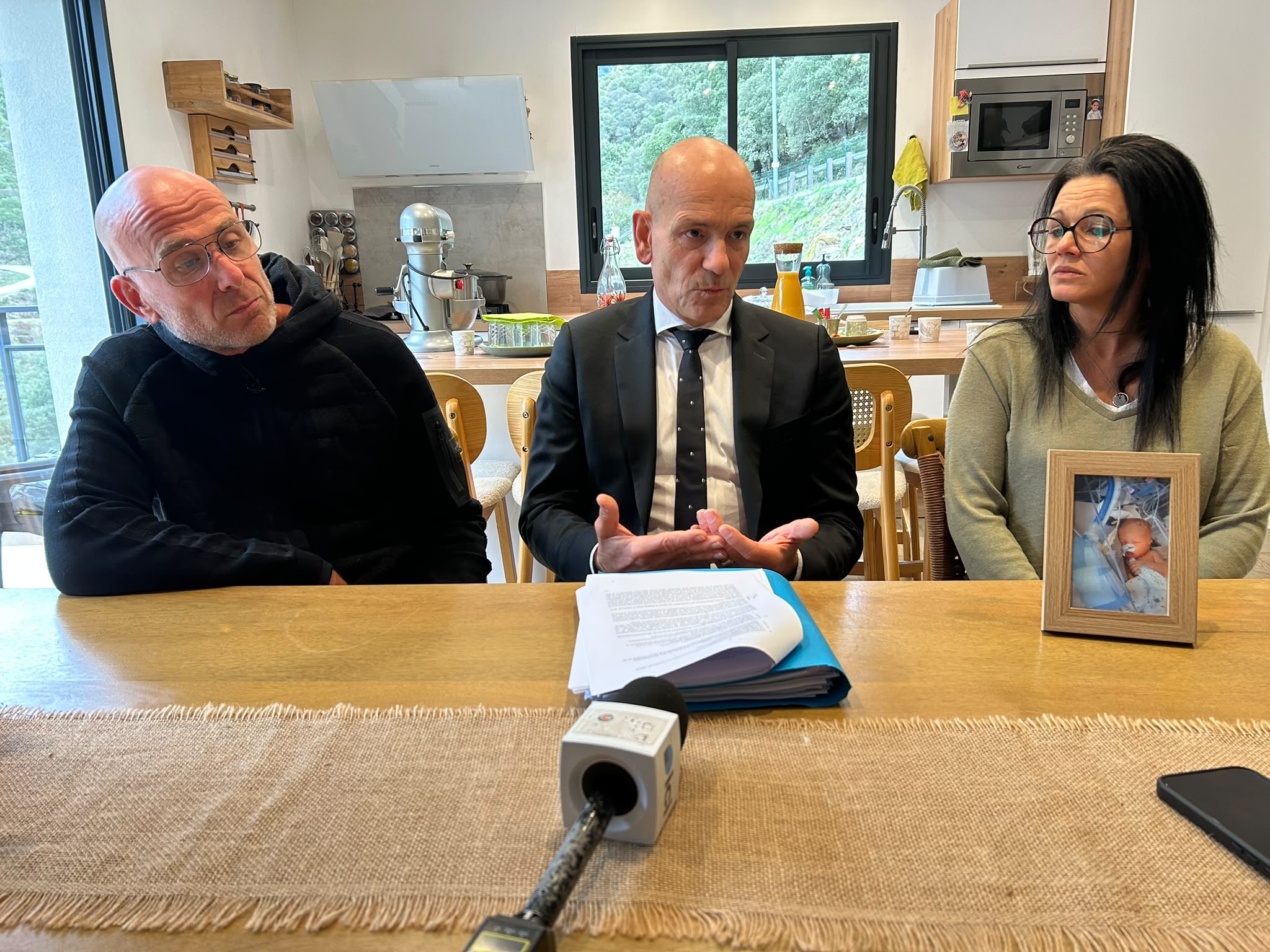 Huit après la mort du petit Hylian à l’hôpital de Bastia, ses parents réclament justice