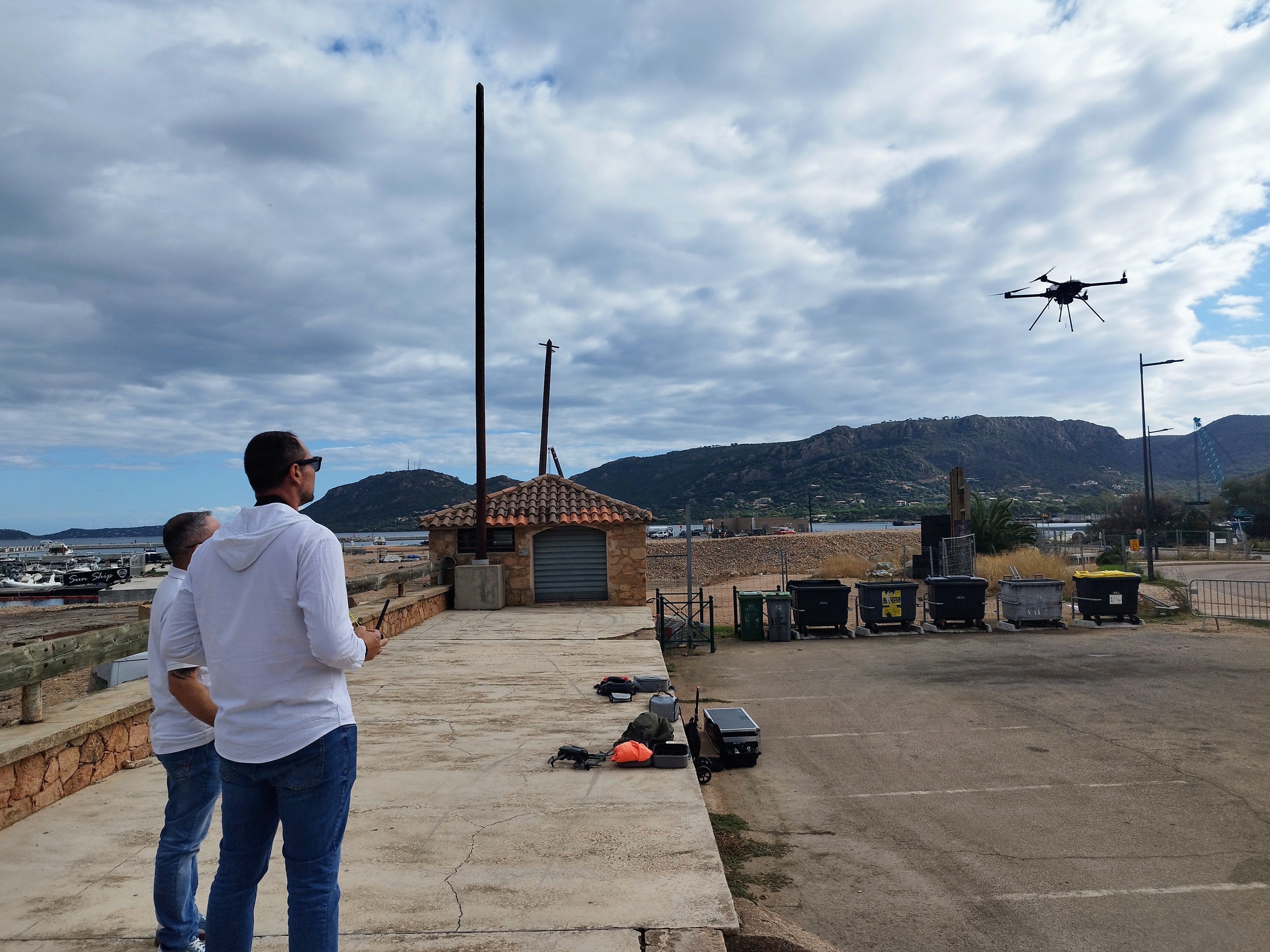 Le drone a mis entre cinq à dix minutes pour livrer une trousse de secours sur un bateau situé 150 mètres plus loin, avant de revenir.