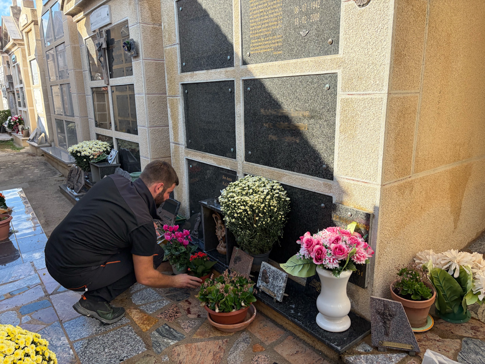 Si les deux associés travaillent toute l'année, avec un autre pic de demandes avant l'été, la Toussaint reste un moment particulier pour eux