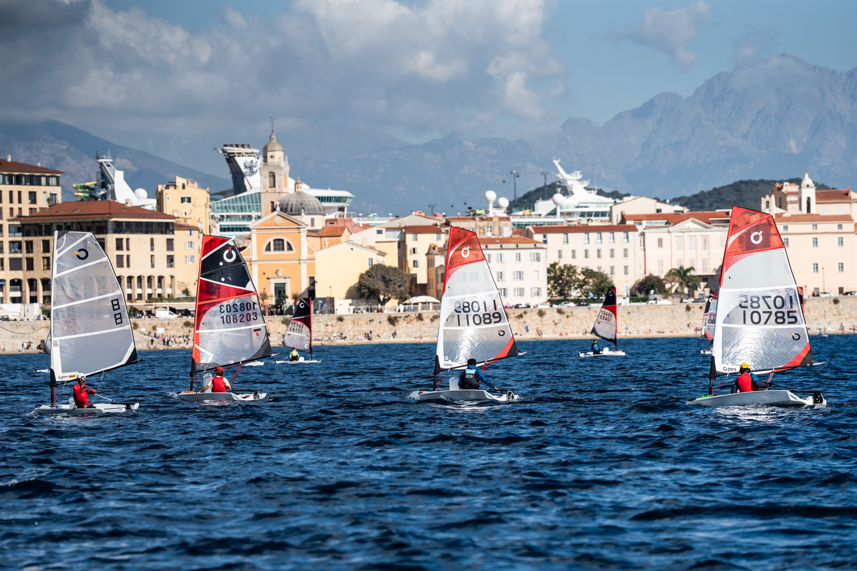 EN IMAGES - À Ajaccio, les jeunes régatiers de l’O’pen Skiff Tour ont pris possession du golfe