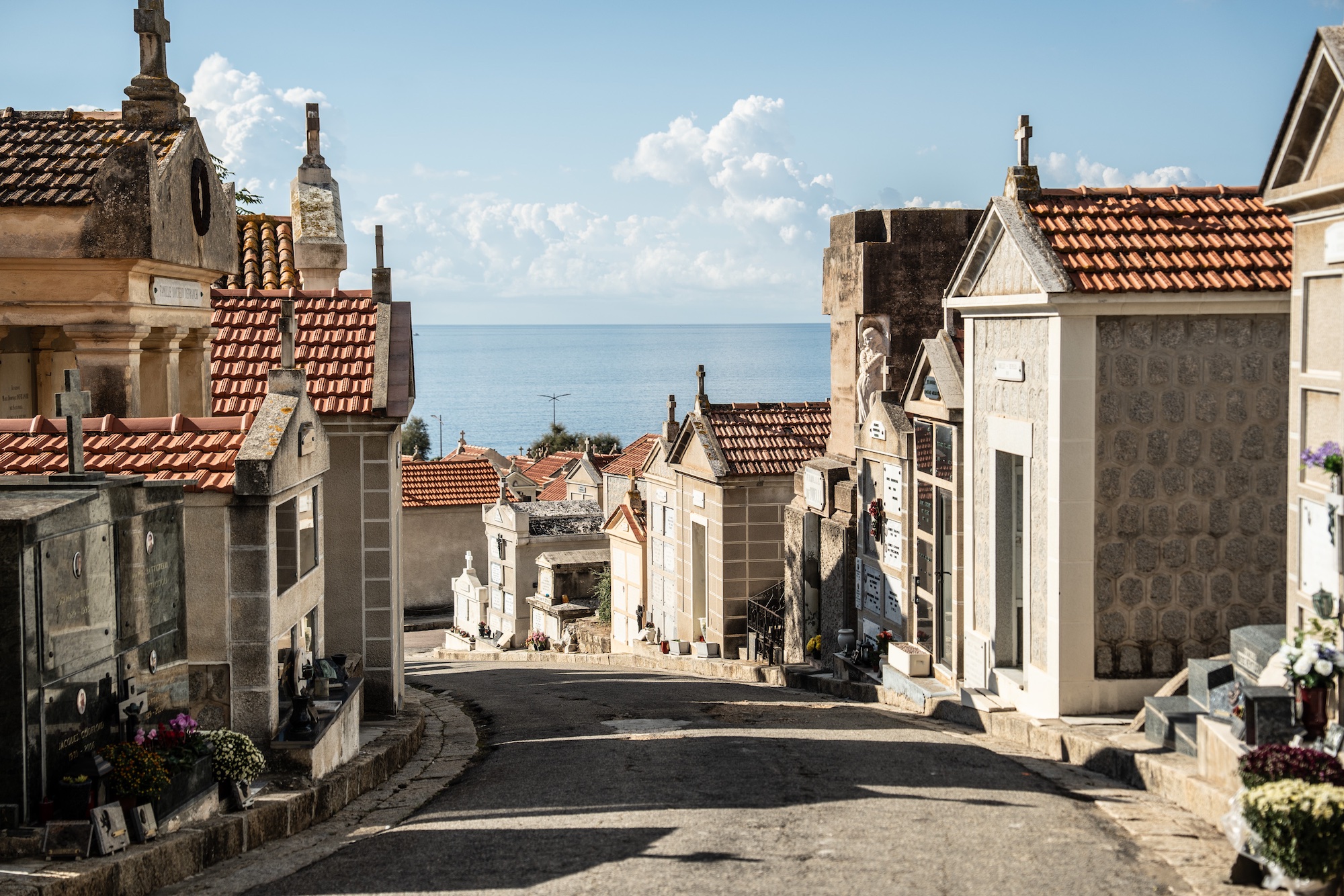 Au cimetière marin du Caniccio, près deux siècles d’histoire ajaccienne gravés dans la pierre (©Paule Santoni)