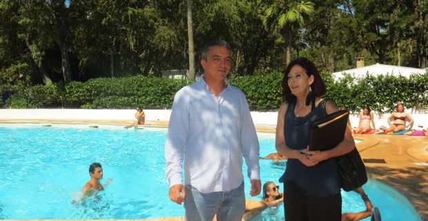 Don Louis Cipriani, directeur du villages de vacances Cap Sud, et l'inspectrice de la répression des fraudes vérifient la sécurité de la piscine.