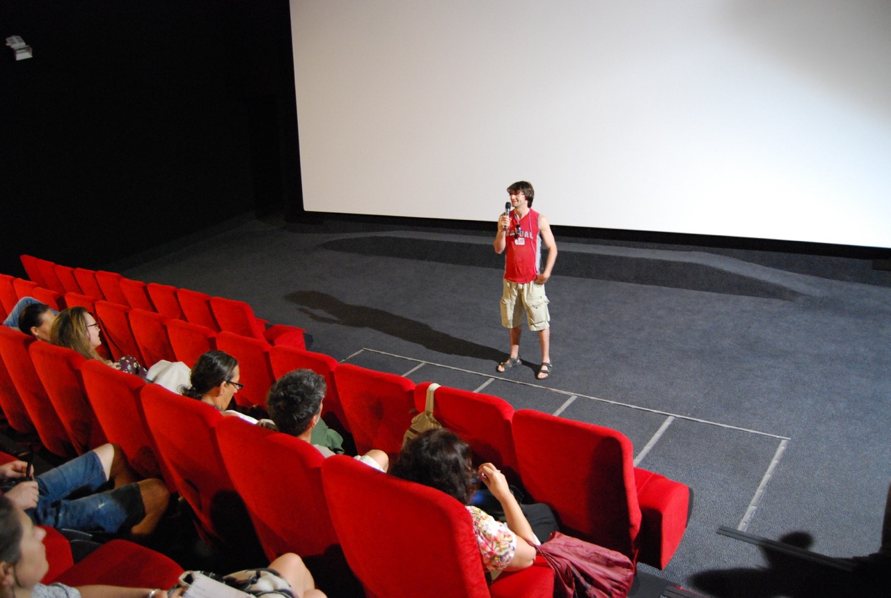 Gérard, face à son public, en toute décontraction