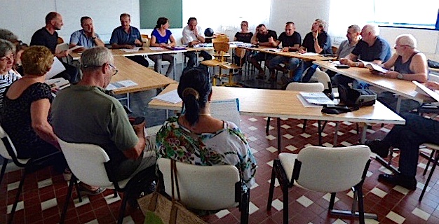 Les militants de Femu Fium'Orbu Castellu Oriente réunis sur le thème de la santé et des déchets ménagers.