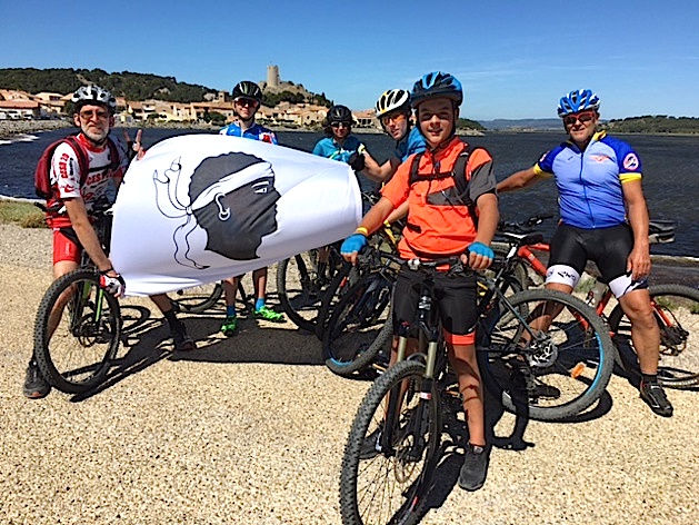 A bandera devant la vieille tour de Gruissan.