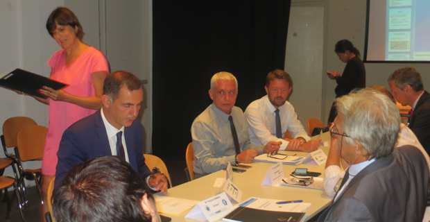 Alex Vinciguerra, président de la CADEC, et Gilles Simeoni, président du Conseil exécutif, entourés des membres du Conseil d'administration.
