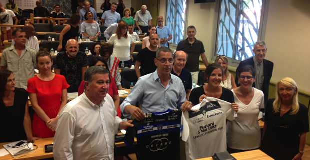 Le maire, le Conseil municipal et les porte-parole du Collectif du 5 mai 1992.