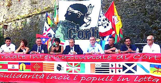 A la tribune pour le débat "Guvernu corsu, custruimu a Nazione", autour de Jean-Guy Talamoni, président de l'assemblée de Corse, le Conseil exécutif de la Collectivité territoriale de Corse et son président Gilles Simeoni.