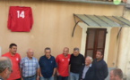 Vincent Lucciardi entouré des dirigeants du club et des élus s'apprête à dévoiler la plaque. 