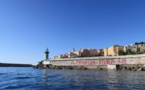 Bastia : Un message en lettres rouges sur la jetée…