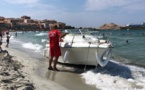 Un bateau échoué sur la plage de Lisula