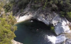 Drame à Chisà : Il plonge de 15 mètres et reste bloqué au fond de la cascade