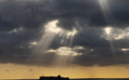 La photo du jour : Le Soleil perce les nuages au-dessus de la mer 