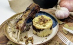 A table : Côtelettes d’agneau en croûte de noisettes, écrasé de pomme de terre à la tapenade d’olive noire avec… La petite cuisine de Marie