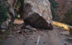 Calanques de Piana : la circulation bloquée par un rocher décroché
