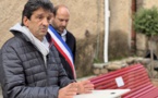 Costa inaugure un banc rouge en hommage à Julie Douib et à toutes les victimes de violences