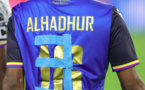 Le joueur de l'ACA Chaker Alhadhur, met son maillot scotché, aux enchères en faveur de 4 associations
