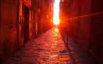 La photo du jour : quand le soleil levant rougoie la rue Monseigneur Rigo