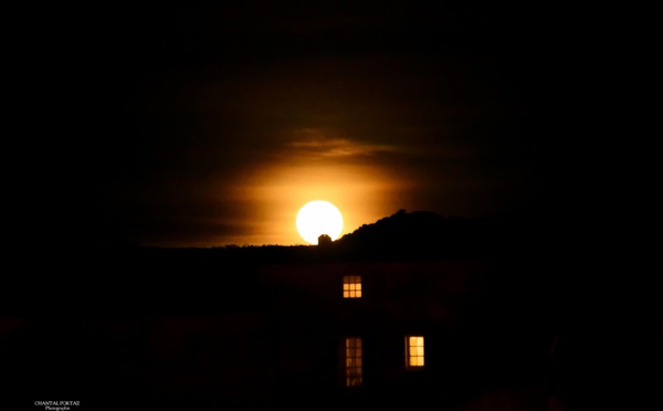 La photo du jour : pleine lune des Neiges à Porto-Vecchio