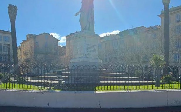 La photo du jour : hommage ensoleillé à la statue de l'Empereur sur la place Saint-Nicolas de Bastia