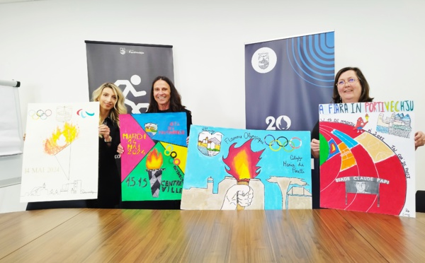Serena Gatta (directrice jeunesse et sport), Véronique Filippi (adjointe aux sports) et Nathalie Maisetti (déléguée aux affaires scolaires) posent devant les affiches lauréates du concours organisé dans les écoles de Portivechju.