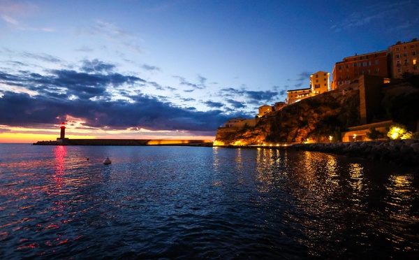 A màghjina - L’alba turchina nant’à u Vechju Portu di Bastia