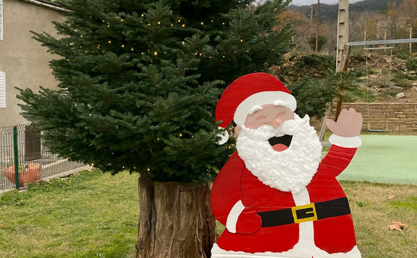 Le village de Matra se fait beau pour Noël avec des figurines en carton pour compléter la décoration