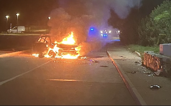 Accident nocturne sur la route des Sanguinaires à Ajaccio : un véhicule en feu, un blessé léger