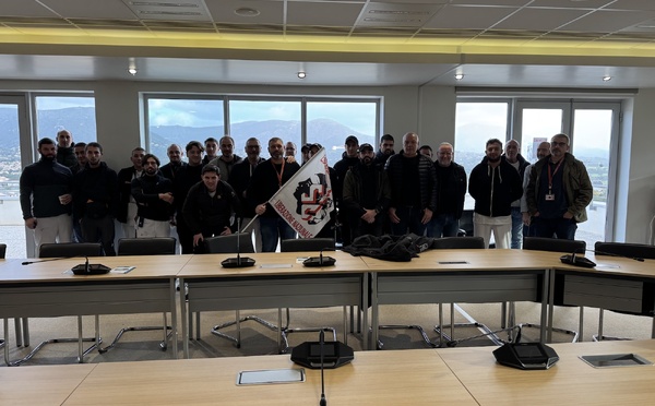 Une semaine après le début de leur mouvement, les brancardiers de l'hôpital d'Ajaccio durcissent le ton 