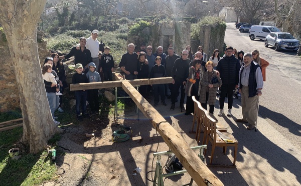 À Feliceto, la confrérie de Saint-Antoine construit une grande croix dédiée à Sant’Andria
