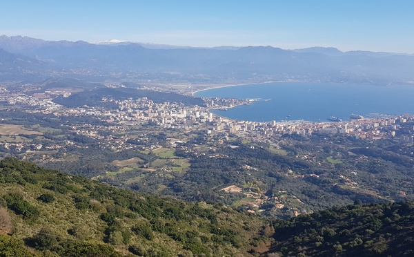 A màghjina - U Castellu di a Punta, finestra aperta nant'à Aiacciu