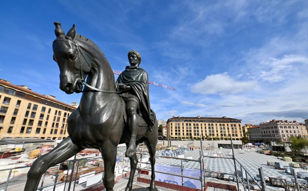 Ajaccio : Fidèle à l’esprit de Viollet-le-Duc, la statue de Napoléon et ses frères retrouve son regard vers la mer