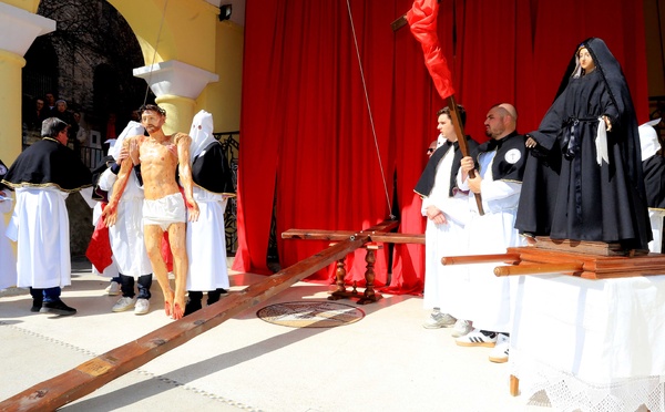 Vendredi saint : A Corte, le Christ est mis en croix !