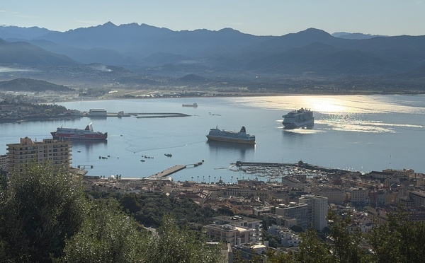 Flambée des prix des carburants : les pêcheurs bloquent les ports de commerce corses