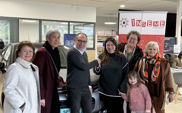 Inseme a remis les clefs de la voiture à la gagnante de sa tombola de Noël
