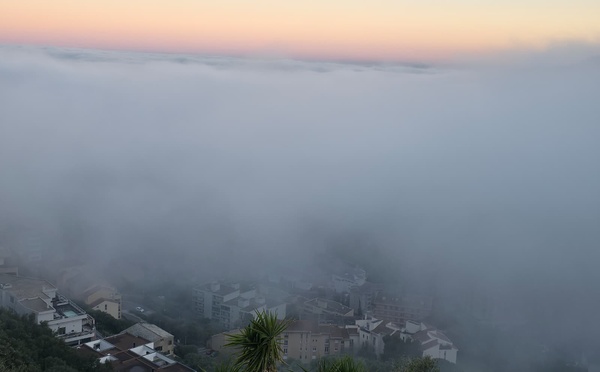 Bastia disparait sous un épais nuage de brume