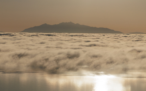 Pourquoi une épaisse nappe de brume se forme sur la côte est de la Corse ?