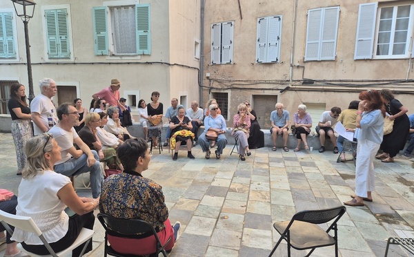 Bastia - Ils ont investi la place Guasco avec leur chaise, le temps d’un moment d’échange et de convivialité