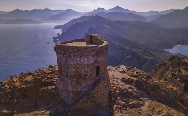 Rando à Capu Rossu : la magie de l'aube sur les falaises rouges