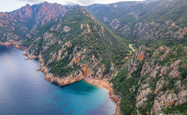 A màghjina - Ficaghjola, un ghjuvellu trà e petre rosse è u mare
