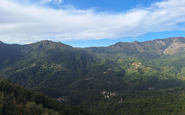 A màghjina - Alisgiani, una valle di verde è di luce