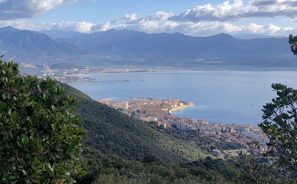 A màghjina - Aiacciu, u mare à i pedi, i monti à l’orizonte