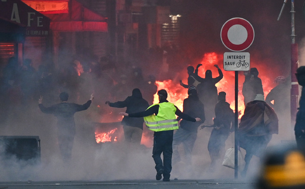 Violences : Macron promet fermeté et "transparence" sur le dispositif sécuritaire, nouvelles tensions à Paris et Lyon