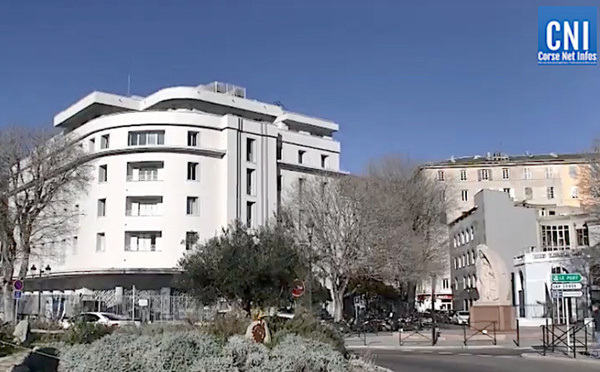 Bastia - La rue Saint-François fermée après la chute d'une partie d'un arbre