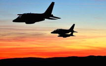 Vue du cockpit : La Patrouille de France dans le ciel de Corse