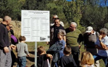 Une plaque commémorative sur le site du cimetière des enfants de Castelluccio