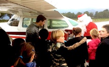 Papa Noël descend du ciel pour le plus grand bonheur des enfants du Vélo Club Fium'Orbu