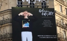 Paris : Les Galeries Lafayette affichent Calvi avec la collection de Laëtitia Ivanez