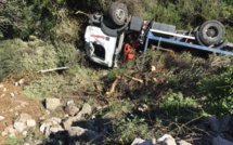 Avapessa : Un poids lourd sort de la route. Le conducteur évacué par hélicoptère