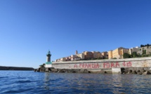 Bastia : Un message en lettres rouges sur la jetée…